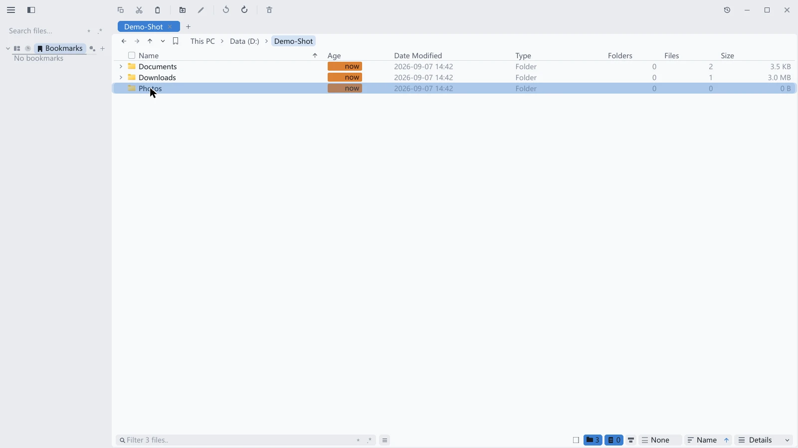 An archive dragged into tessoa from another program, the cursor resting on the Photos row, with that row highlighted from left to right